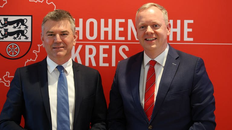 Wahlsieger Ian Schölzel mit Amtsvorgänger Matthias Neth (Foto: SWR, Jürgen Härpfer)
