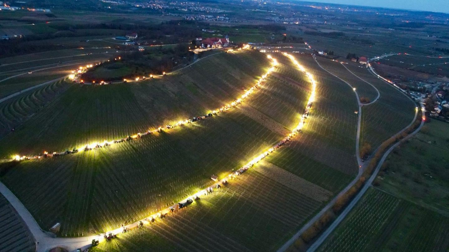 Der Michaelsberg leuchtet: Rund 500 Traktoren zogen mit ihren Lichtern Ringe um den Berg bei Clebronn (Foto: Thomas Schmoll)