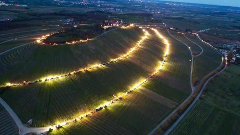 Der Michaelsberg leuchtet: Rund 500 Traktoren zogen mit ihren Lichtern Ringe um den Berg bei Clebronn