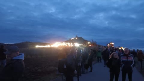 Menschen auf dem Michaelsberg bei der Protestaktion "Michaelsberg leuchtet" (Foto: Thomas Schmoll)