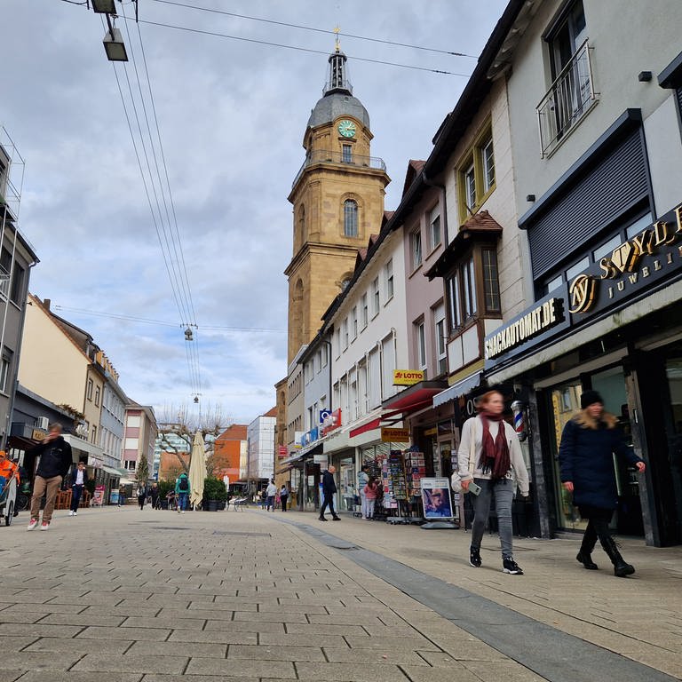 Symbolfoto.Innenstadt von Heilbronn. Fußgängerzone Sülmer City mit Hafenmarktturm.