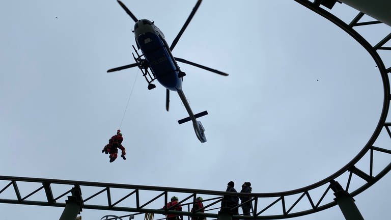 Feuerwehr trainiert Höhenrettung im Erlebnispark Tripsdrill