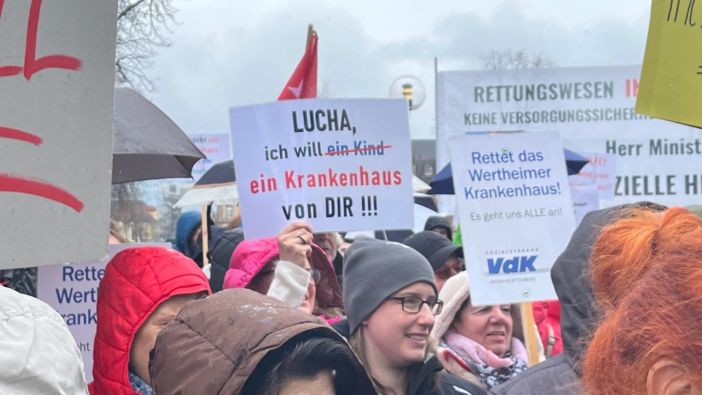 Mit einer Kundgebung vor dem Landtag in Stuttgart wollten Bürgerinnen, Bürger und Vertreter der Stadt Wertheim (Main-Tauber-Kreis) am Mittwoch auf die prekäre Situation des Wertheimer Krankenhauses aufmerksam machen. (Foto: SWR)