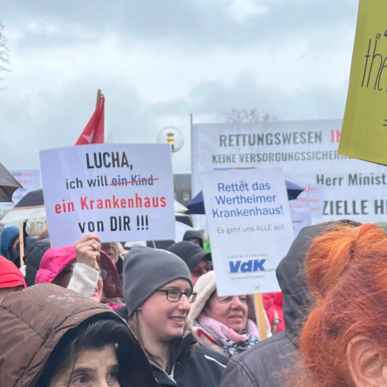 Mit einer Kundgebung vor dem Landtag in Stuttgart wollten Bürgerinnen, Bürger und Vertreter der Stadt Wertheim (Main-Tauber-Kreis) am Mittwoch auf die prekäre Situation des Wertheimer Krankenhauses aufmerksam machen.