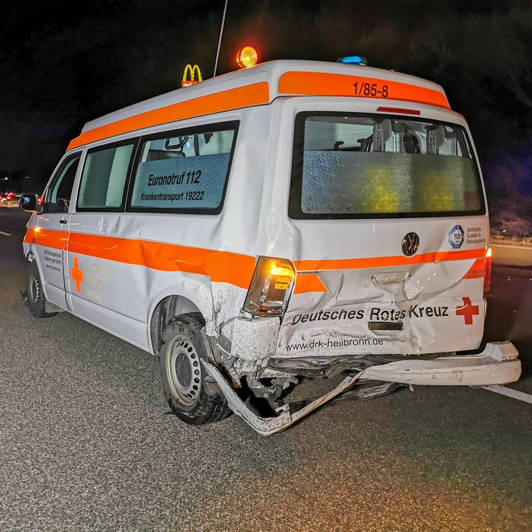 Krankentransport mit Patient an Bord in Unfall auf A6 verwickelt. (Foto: Julian Buchner/ EinsatzReport24)