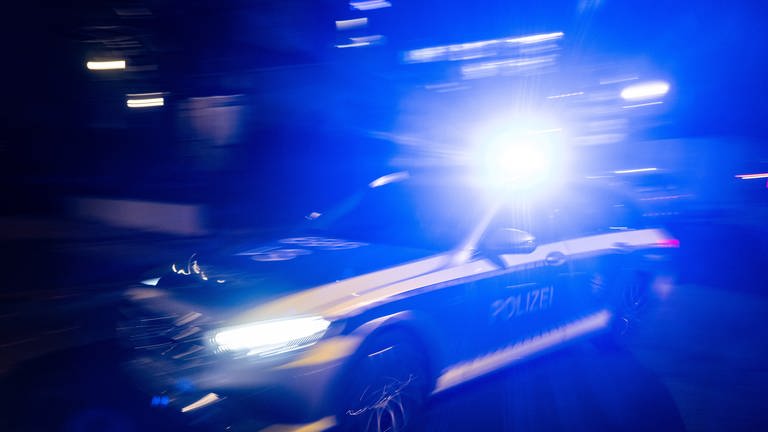 Polizeifahrzeug bei Nacht im Einsatz (Foto: picture-alliance / Reportdienste, picture alliance/dpa | Marijan Murat)