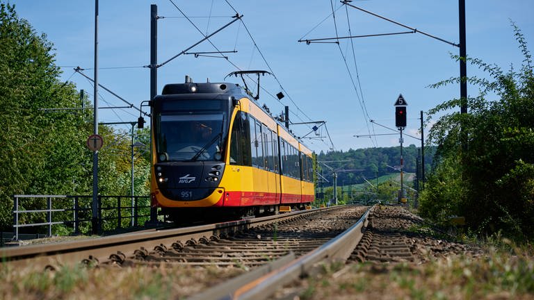 Eine Stadtbahn der Albtalverkehrsgesellschaft (AVG) auf freier Strecke. (Foto: Christian Ernst, KVV)
