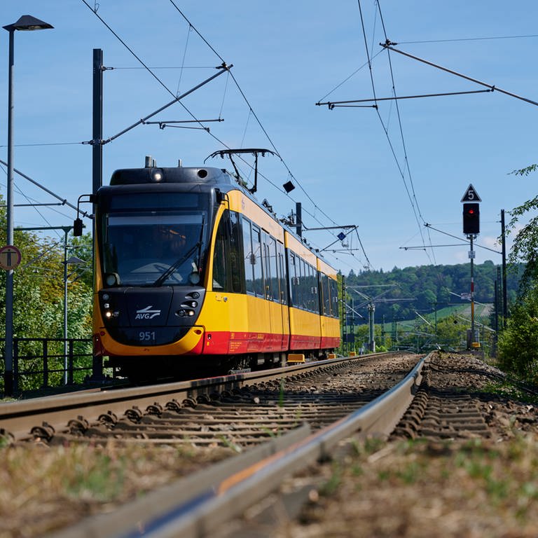 Eine Stadtbahn der Albtalverkehrsgesellschaft (AVG) auf freier Strecke.