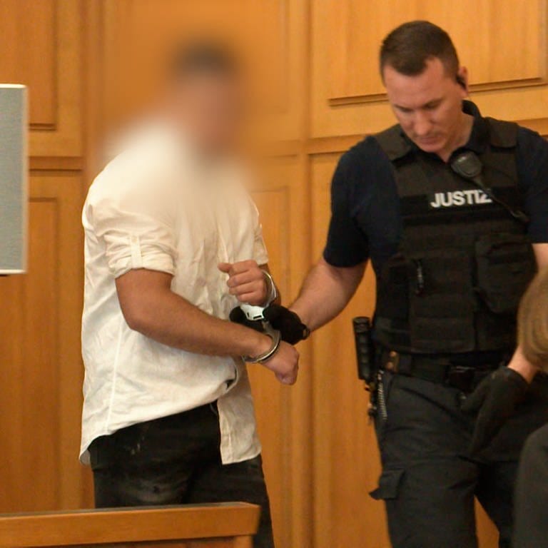 Angeklagter Raser wird in den Gerichtssaal geführt (Foto: SWR)