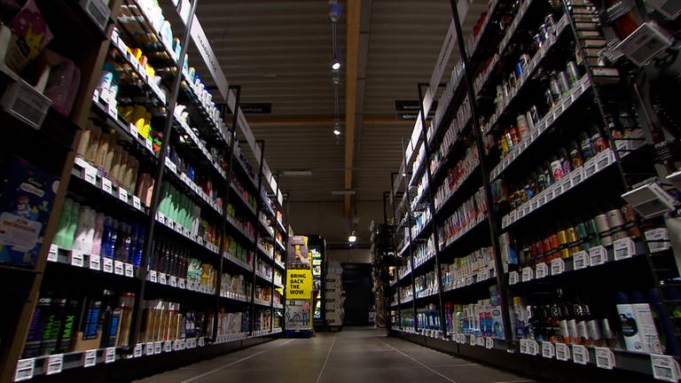 Gedimmtes Licht und keine Musik - die "Stille Stunde" im Supermarkt in Kirchberg an der Jagst soll das Einkaufen für hochsensible Menschen leichter machen.  (Foto: SWR)