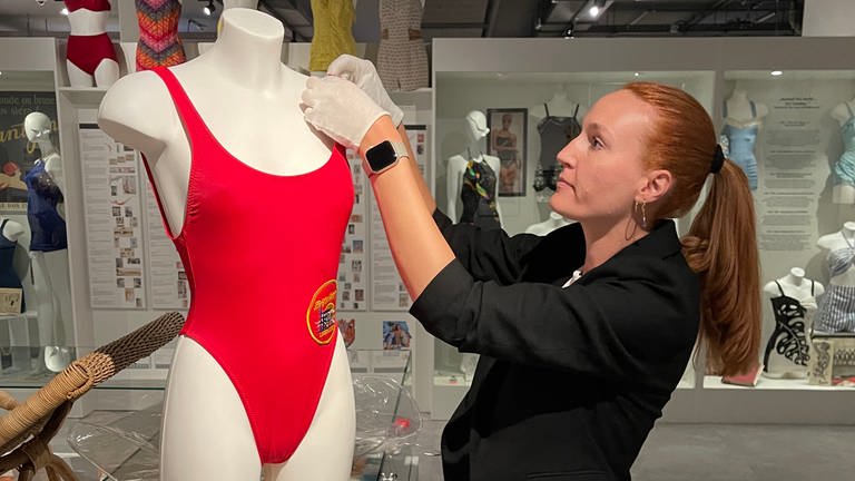 Den original "Baywatch"-Badeanzug von Pamela Anderson hat das Museum bereits 2023 ersteigert. (Foto: BikiniARTmuseum)