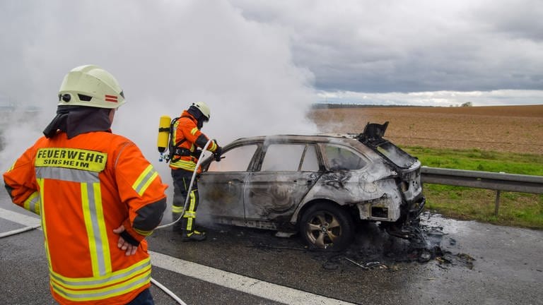 Auto brennt auf A6 bei Kirchardt völlig aus: Drei Insassen bringen sich unverletzt in Sicherheit  (Foto: Julian Buchner / EinsatzReport24)