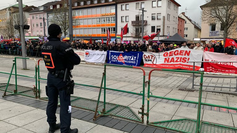 Die Polizei überwacht die Gegendemo schon lange vor Beginn der AfD-Veranstaltung in Heilbronn (Foto: SWR)