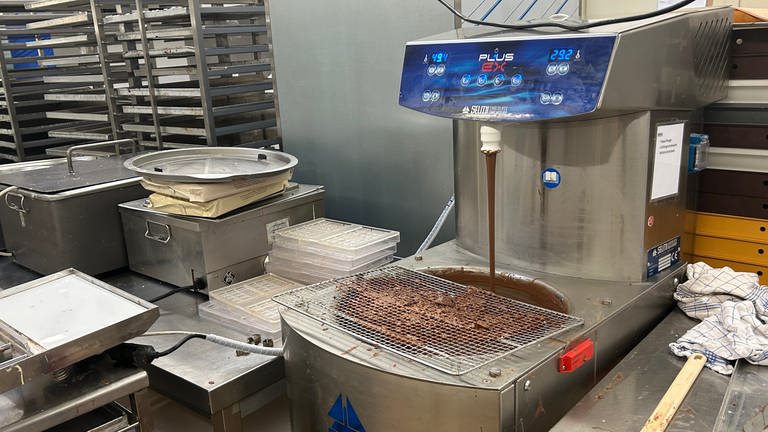 Das Herzstück: Die "Schokoladenmaschine", die die Schokoladenmasse auf Temperatur hält. (Foto: SWR)