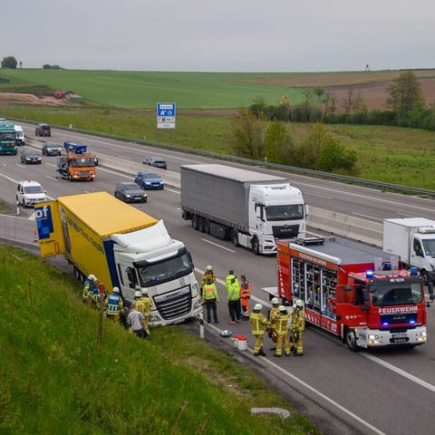 Lkw hat ein Leck auf der A6 (Foto: Julian Buchner / EinsatzReport24)