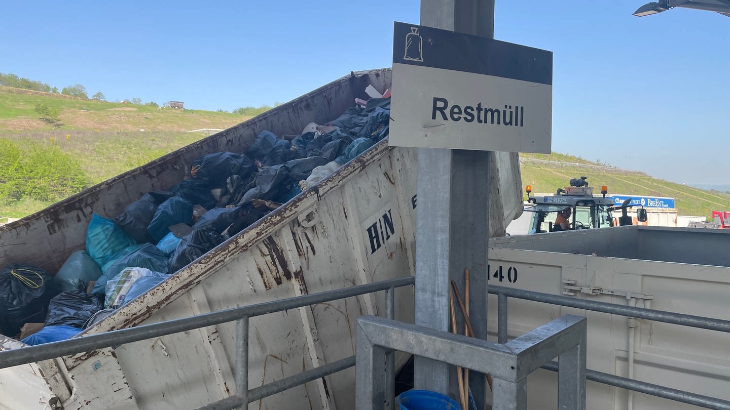 Restmüllcontainer auf dem Recyclinghof Plus in Heilbronn (Foto: SWR)