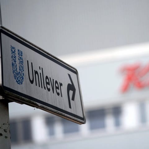 Der Schriftzug des Lebensmittelherstellers "Knorr" steht an einem Gebäude des Unternehmens, davor ein Wegweiser mit blauem U zu Unilever