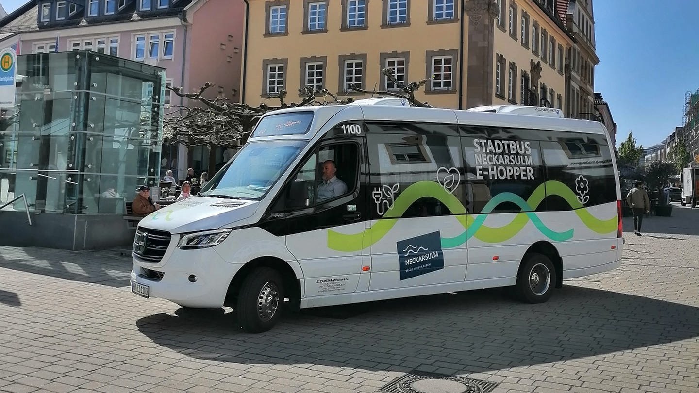 E-Bus vor Neckarsulmer Rathaus (Foto: Stadt Neckarsulm)