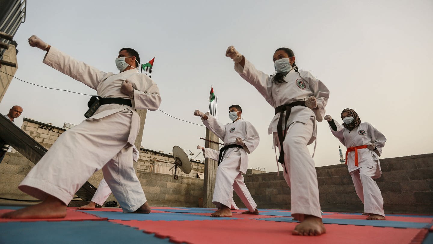 Mehrere Menschen trainieren Karate (Foto: picture alliance/dpa | Mohammed Talatene)