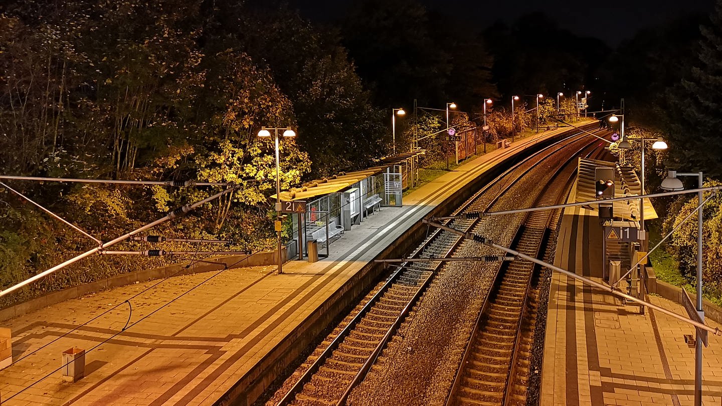Bahnlinie mit Haltestelle, nachts. Symbolbild. (Foto: SWR, Jürgen Härpfer)