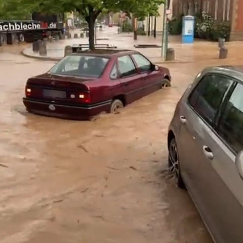 In Gemmingen (Kreis Heilbronn) sind nach einem satrek Gewitter Straßen überschwemmt.