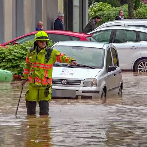 In der Gemeine Gemmingen (Kreis Heilbronn) haben heftige Regenfälle Straßen unter Wasser gesetzt.