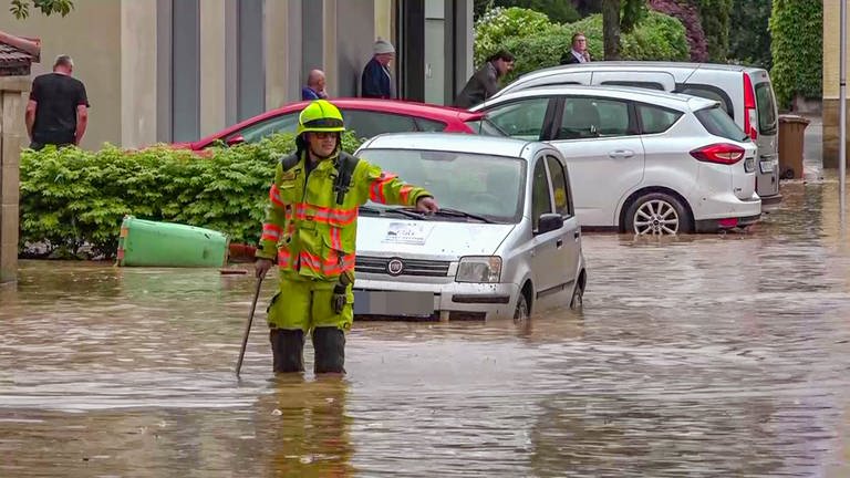 In der Gemeine Gemmingen (Kreis Heilbronn) haben heftige Regenfälle Straßen unter Wasser gesetzt.