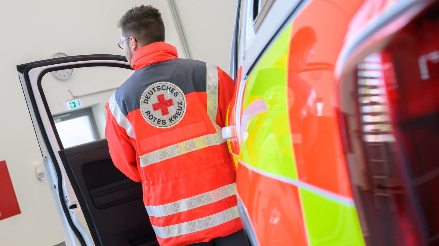 Ein Helfer vom Deutschen Roten Kreuz vor einem Rettungswagen (Foto: picture-alliance / Reportdienste, picture alliance/dpa | Julian Stratenschulte)