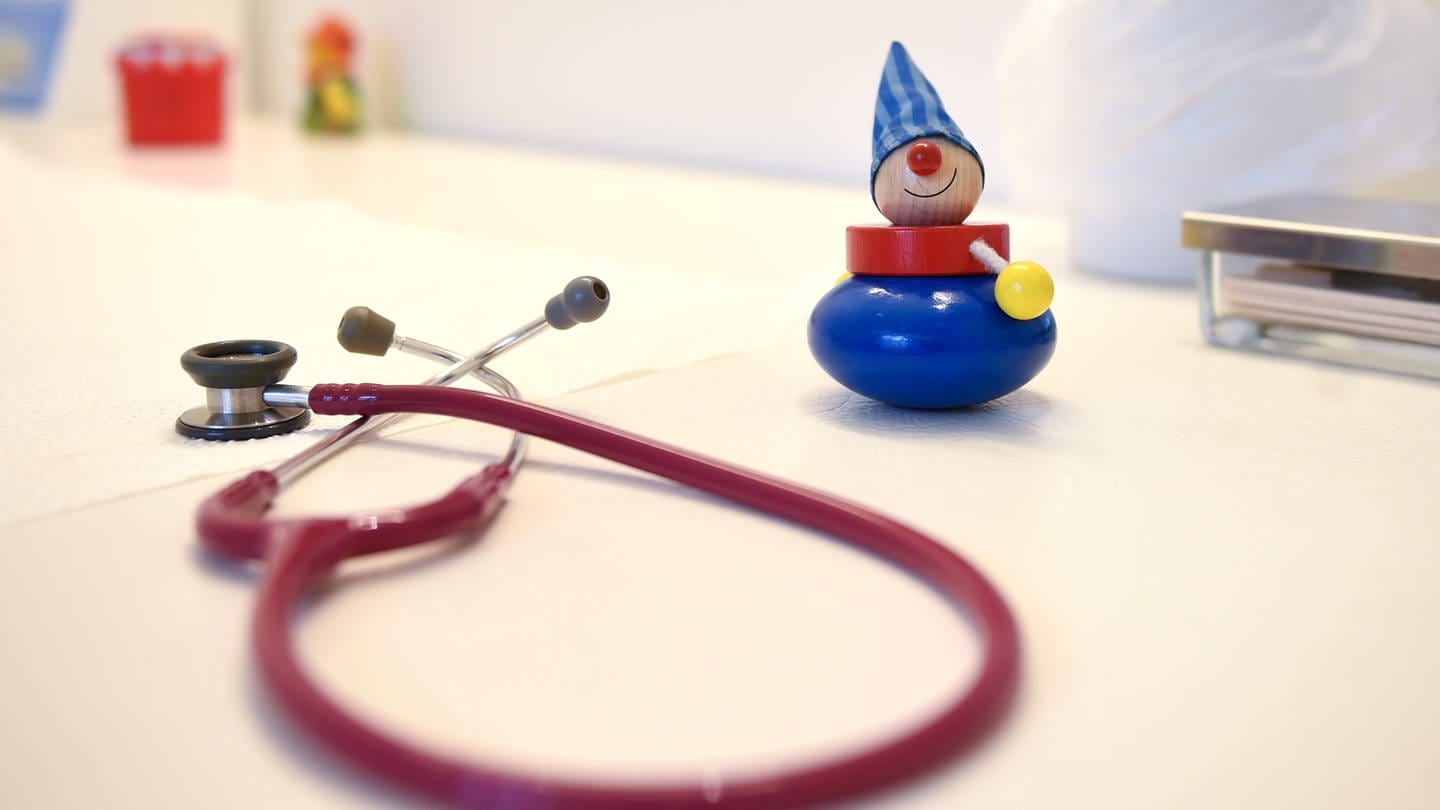 Ein Stethoskop und Kinderspielzeug liegen in einer Kinderarztpraxis (Foto: dpa Bildfunk, picture alliance / Britta Pedersen/dpa-Zentralbild/dpa | Britta Pedersen)
