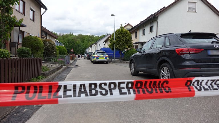 Nach einer Schießerei in Bad Friedrichshall am 3. Mai 2024 hat die Polizei eine Straße abgesperrt.