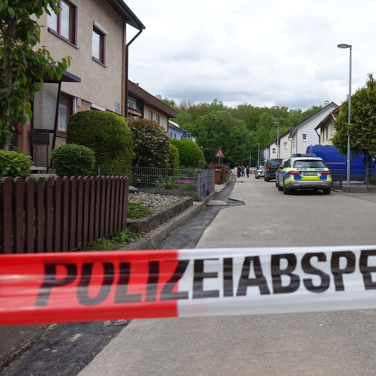 Nach einer Schießerei in Bad Friedrichshall am 3. Mai 2024 hat die Polizei eine Straße abgesperrt.