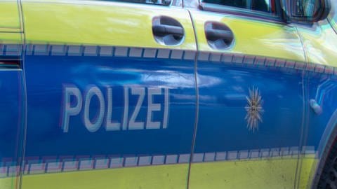 Polizeiauto in der Seitenansicht - Symbolbild