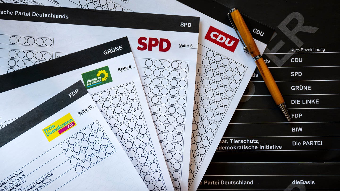 Wahlunterlagen liegen mit einem kugelschreiber auf einem Tisch (Symbolbild) (Foto: dpa Bildfunk, picture alliance/dpa | Sina Schuldt)