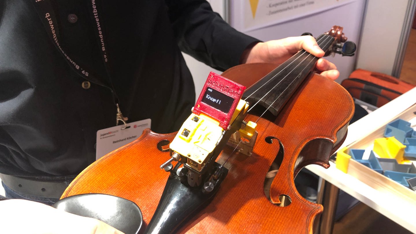 Eine Violine mit motorgesteuertem Stimmgerät. (Foto: SWR)
