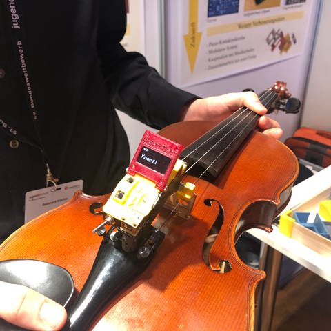 Eine Violine mit motorgesteuertem Stimmgerät.