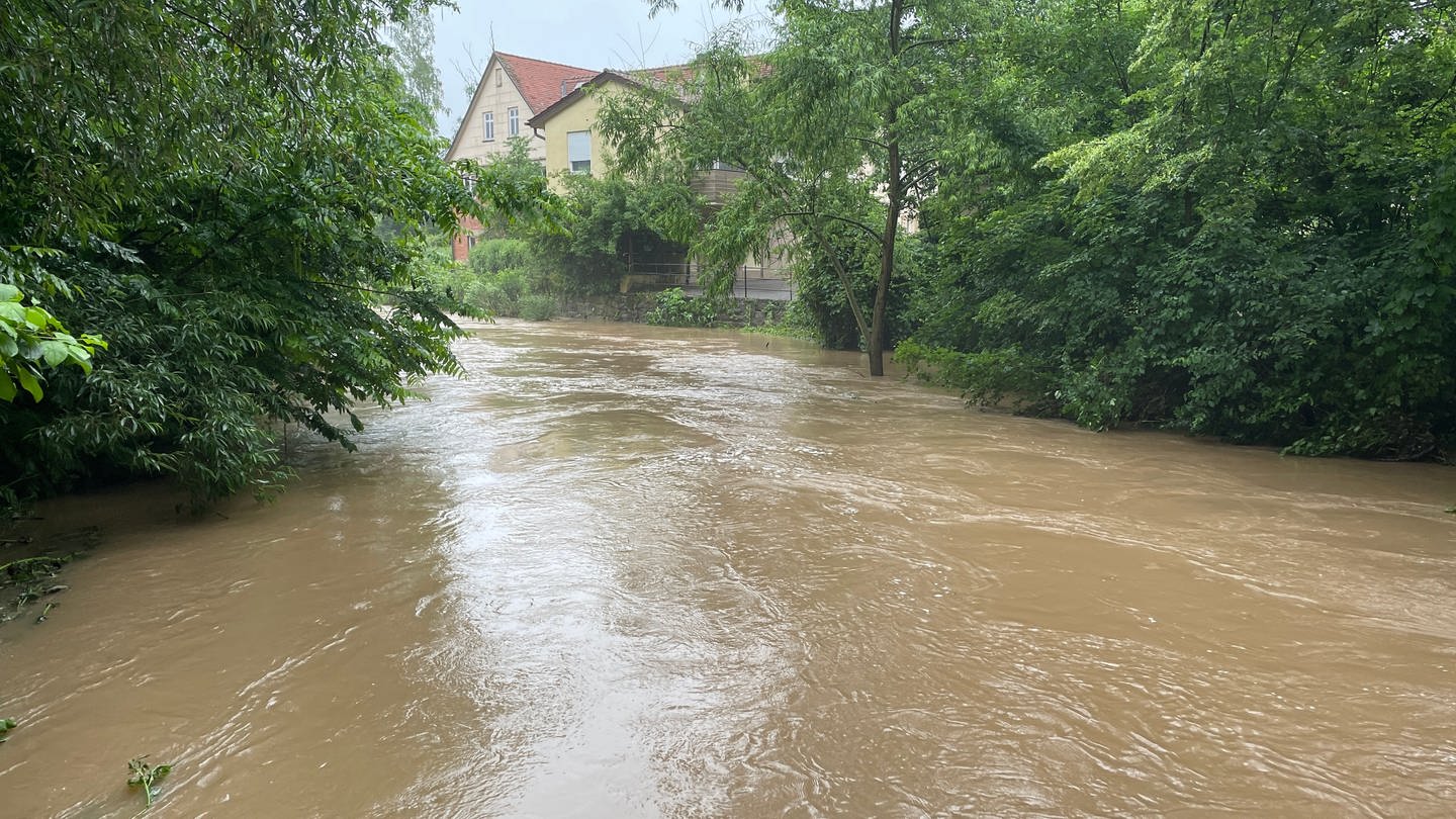 Die Ohrn in Öhringen: Die Hochwassergefahr ist auch am Sonntagmorgen noch nicht gebannt (Foto: SWR)