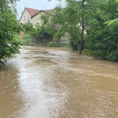 Die Ohrn in Öhringen: Die Hochwassergefahr ist auch am Sonntagmorgen noch nicht gebannt