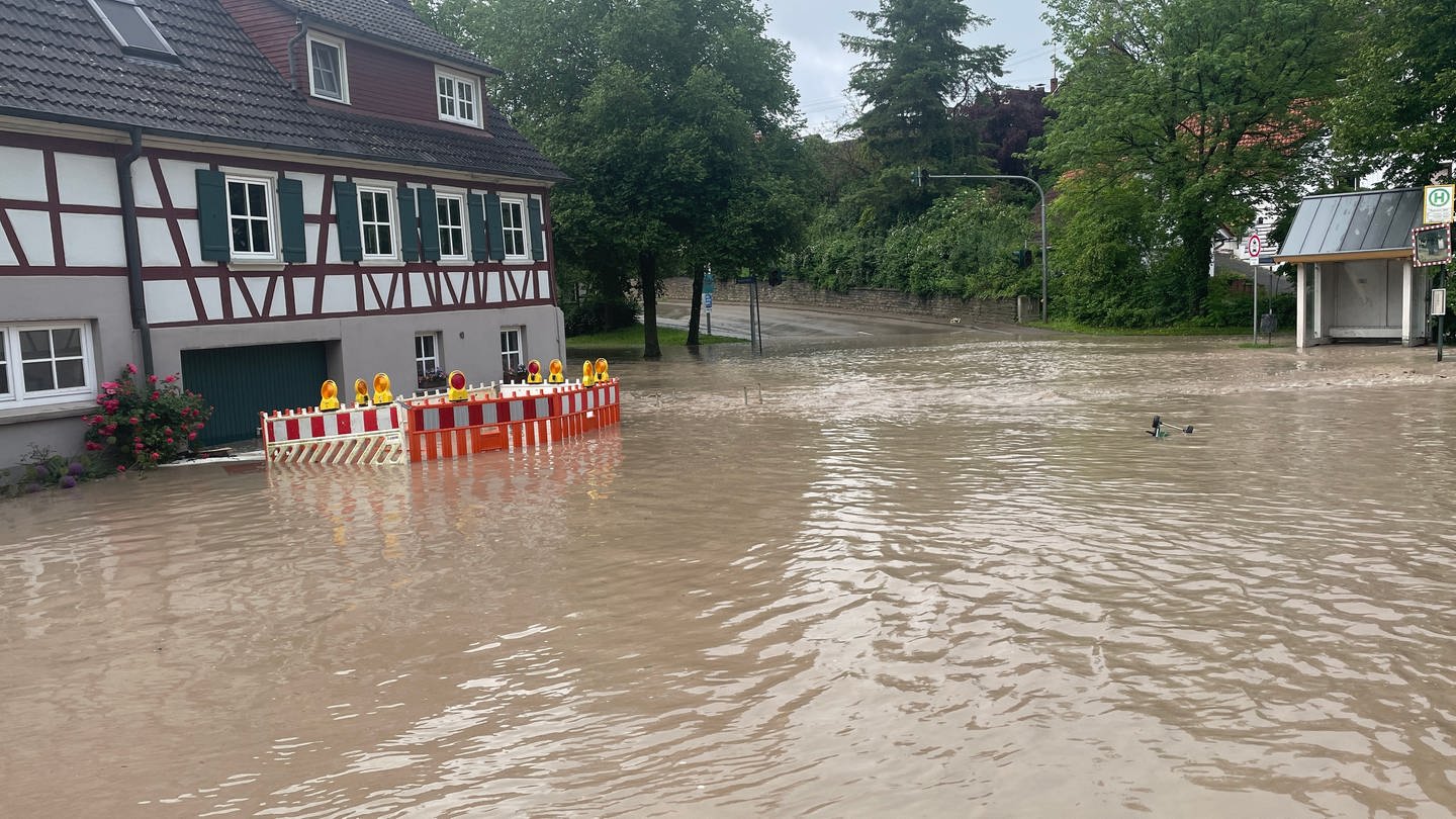 Im Kreis Schwäbisch Hall, wie hier in Vellberg-Talheim,  stehen ebenfalls Straßen unter Wasser . (Foto: SWR)