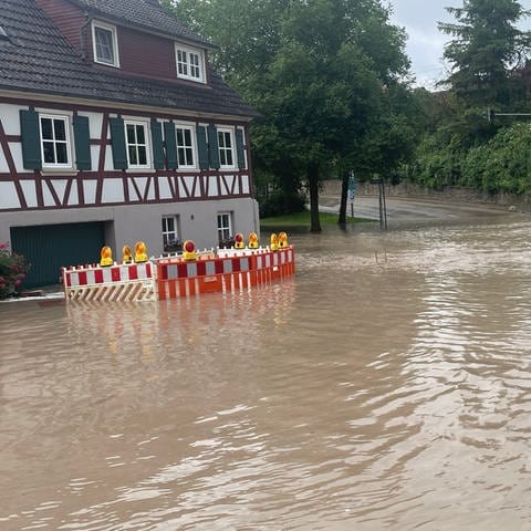 Im Kreis Schwäbisch Hall, wie hier in Vellberg-Talheim,  stehen ebenfalls Straßen unter Wasser .