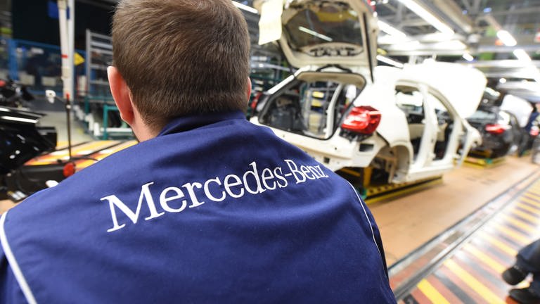 Produktionshalle von Mercedes-Werk (Foto: picture-alliance / Reportdienste, Picture Alliance)