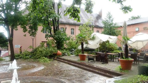 Ein umgestürzter Baum auf einer Straßencafe-Terasse (Foto: Pressestelle, Henry Mungenast / Einsatz-Report24)