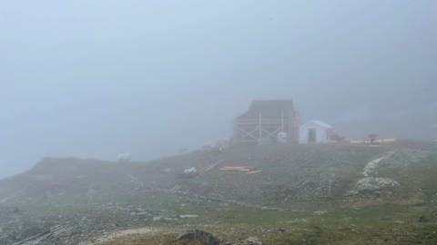 Wetter bleibt durchwachsen rund um die Fidelitashütte (Foto: SWR)