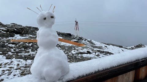 Der Schneemann beobachtet die Baustelle der Fidelitashütte (Foto: SWR)