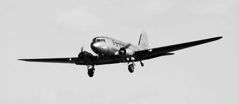 Eine DC3 fliegt (Foto: IMAGO, IMAGO / Hohlfeld)