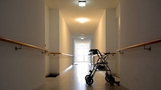 Ein Rollator steht in einem Flur eines Pflegeheims. Symbolbild für Corona-Ausbruch in Iffezheimer Pflegeheim (Foto: imago images, IMAGO / Zoonar)