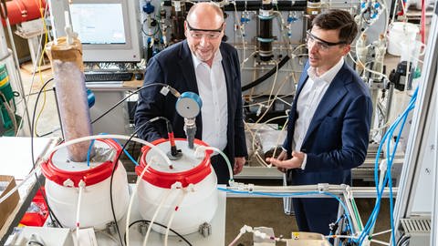 Horst Kreuter und Francis Wedin von Vulcan Energy im Labor der Pilotanlage (Foto: Pressestelle, Vulcan Energy GmBH)