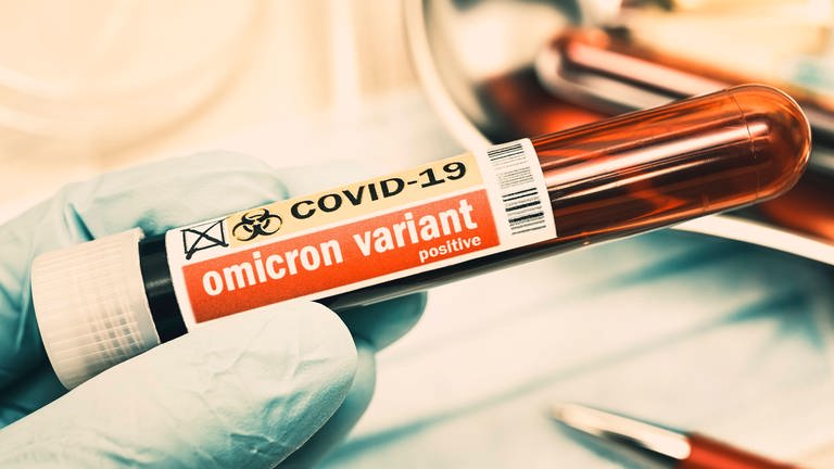 Die Omikron-Variante des Corona-Virus, auf die mit einer Beschriftung auf einem Teströhrchen hingewiesen wird, ist auch in Karlsruhe auf dem Vormarsch. (Foto: IMAGO, Christian Ohde)