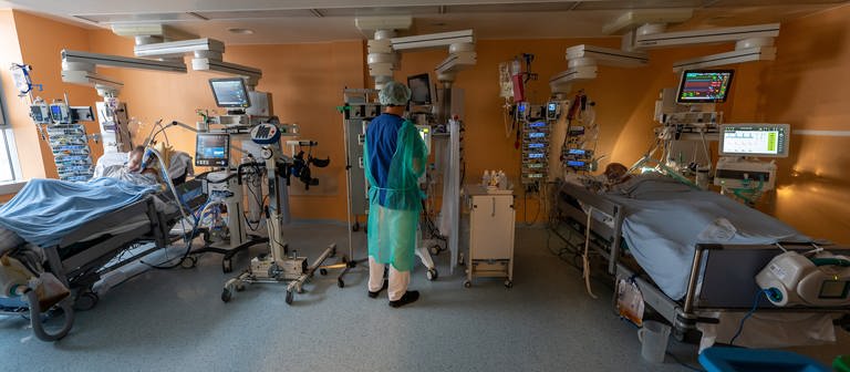 Covid-19-Patienten liegen auf Intensivstation eines Krankenhauses, auch im Raum Karlsruhe immer mehr Patieten und wenig Pflegepersonal (Foto: picture-alliance / Reportdienste, picture alliance/dpa | Peter Kneffel)