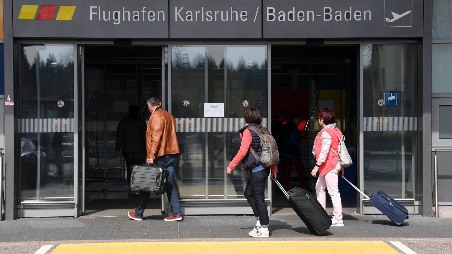 Menschen am Flughafen Karlsruhe/Baden-Baden (Foto: dpa Bildfunk, picture alliance / Uli Deck/dpa | Uli Deck)