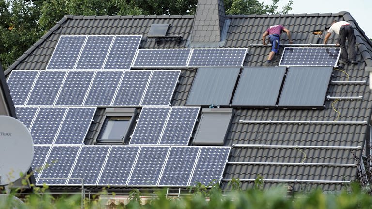 Eine Photovoltaik-Anlage wird auf einem Einfamilienhaus installiert (Foto: picture-alliance / Reportdienste, picture-alliance)